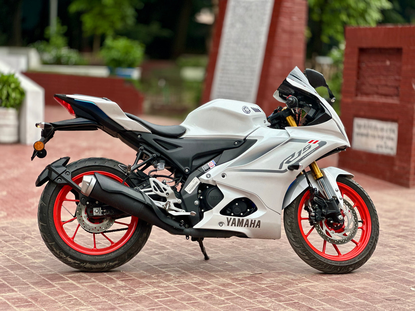 Yamaha R15 V4 BS7 Intensity White, Mileage 4300 KM