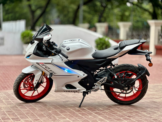 Yamaha R15 V4 BS7 Intensity White, Mileage 4300 KM